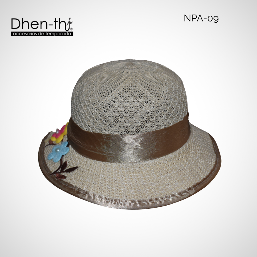 Sombrero de hilo para niña: Flores bordado